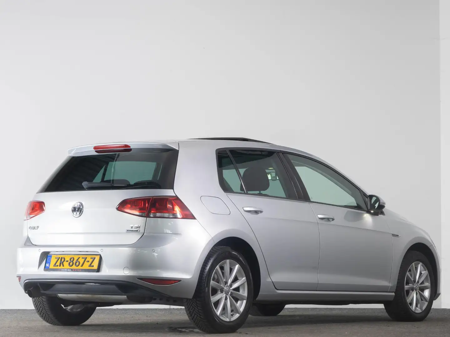 Volkswagen Golf 1.2 TSI 110 PK Edition | Panoramadak | Stoelverwar Grijs - 2