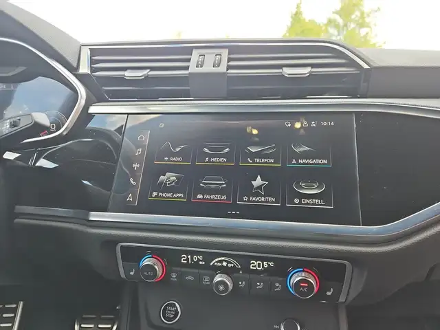 Audi Q3 view 11