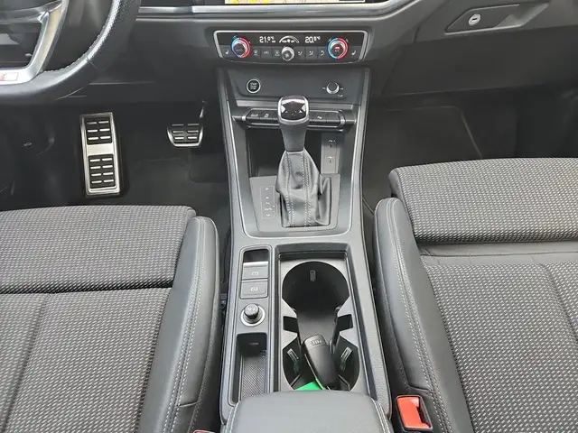 Audi Q3 view 9