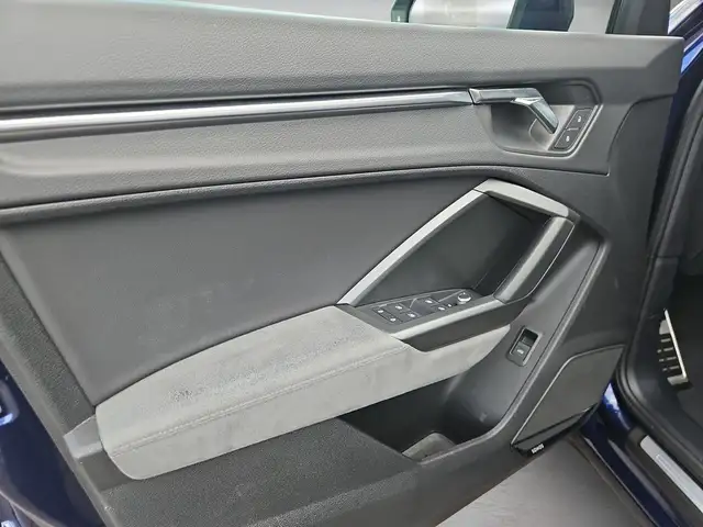 Audi Q3 view 6