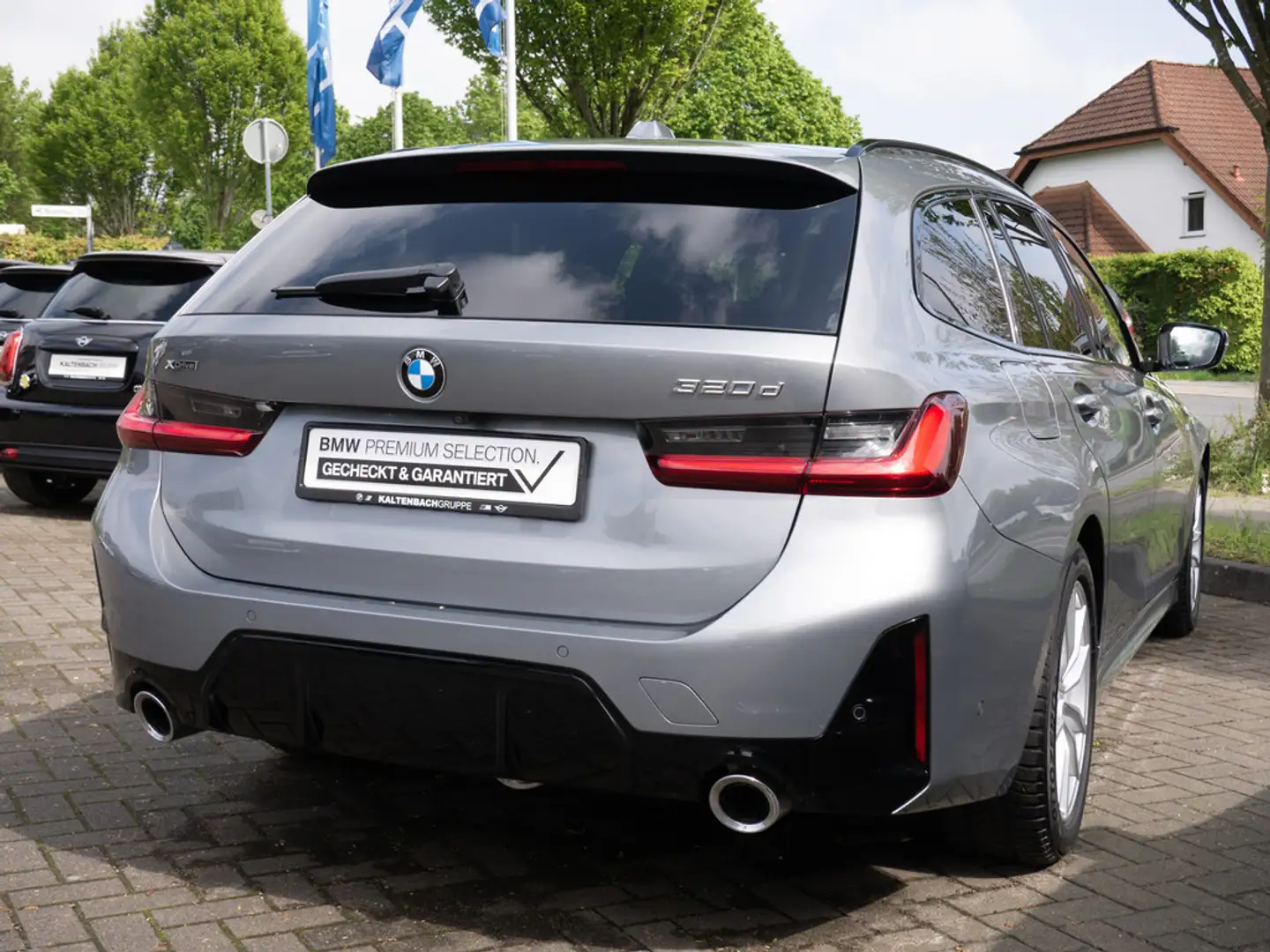 BMW 320 d Touring xDrive M-Sportpaket PANO AHK HUD Grau - 2