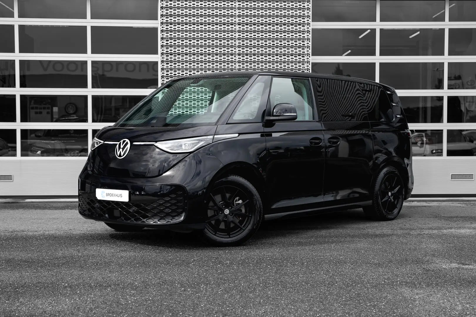 Volkswagen ID. Buzz Pro 5-Zitplaatsen € 34.650 Excl. BTW | Trekhaak | Zwart - 1