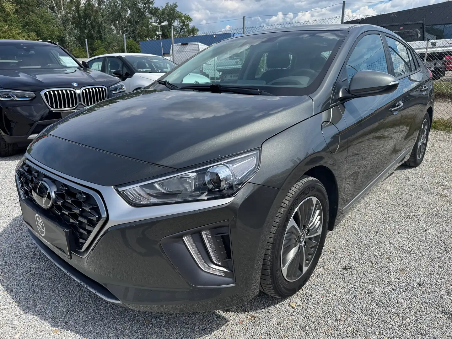 Hyundai IONIQ Trend Hybrid Grau - 1