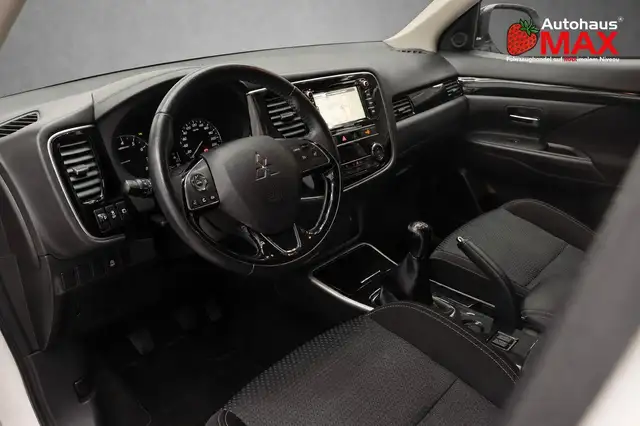 Mitsubishi Outlander view 12
