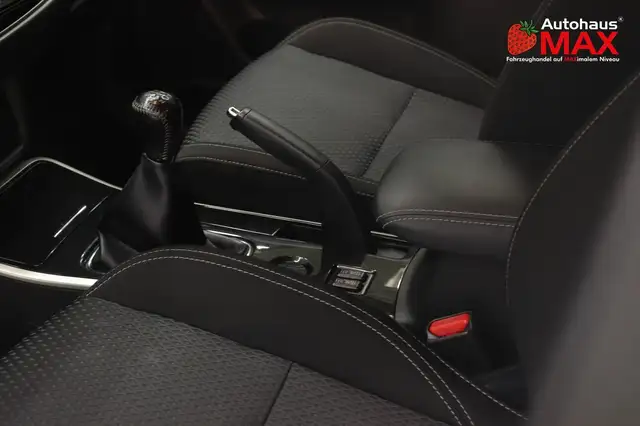 Mitsubishi Outlander view 13