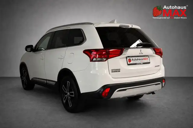 Mitsubishi Outlander view 3