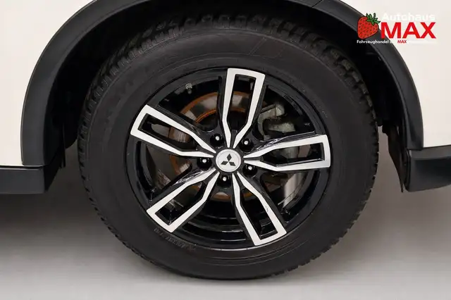 Mitsubishi Outlander view 10