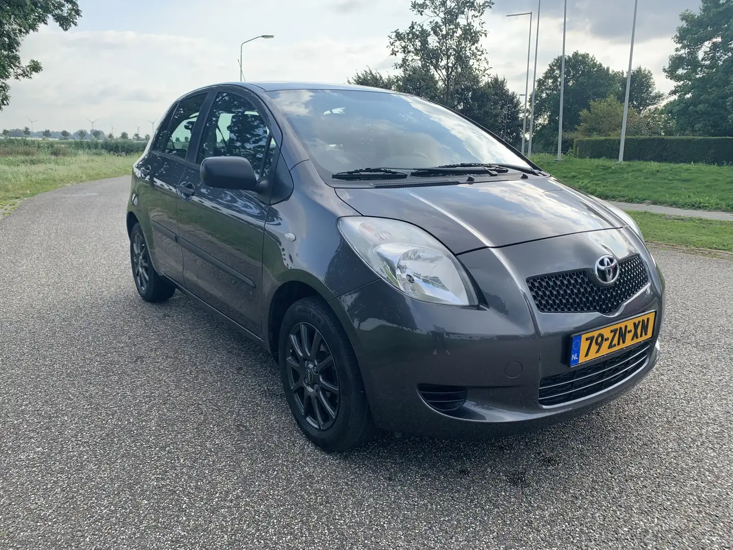 Toyota Yaris 1.3 VVTi Terra Grijs - 1