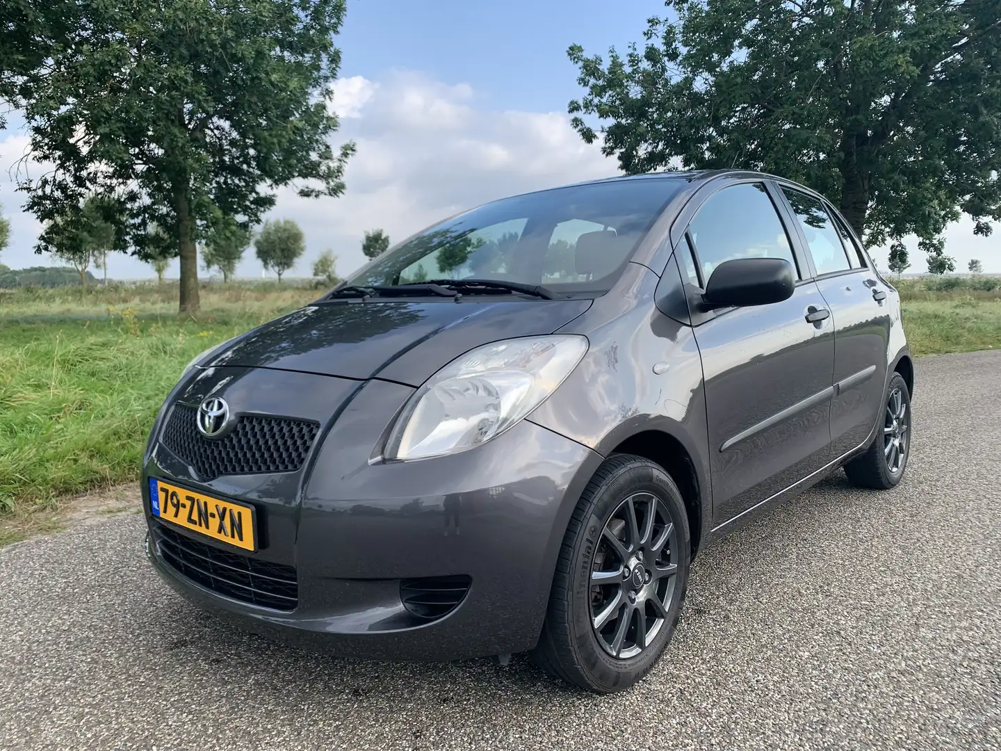 Toyota Yaris 1.3 VVTi Terra Grijs - 2