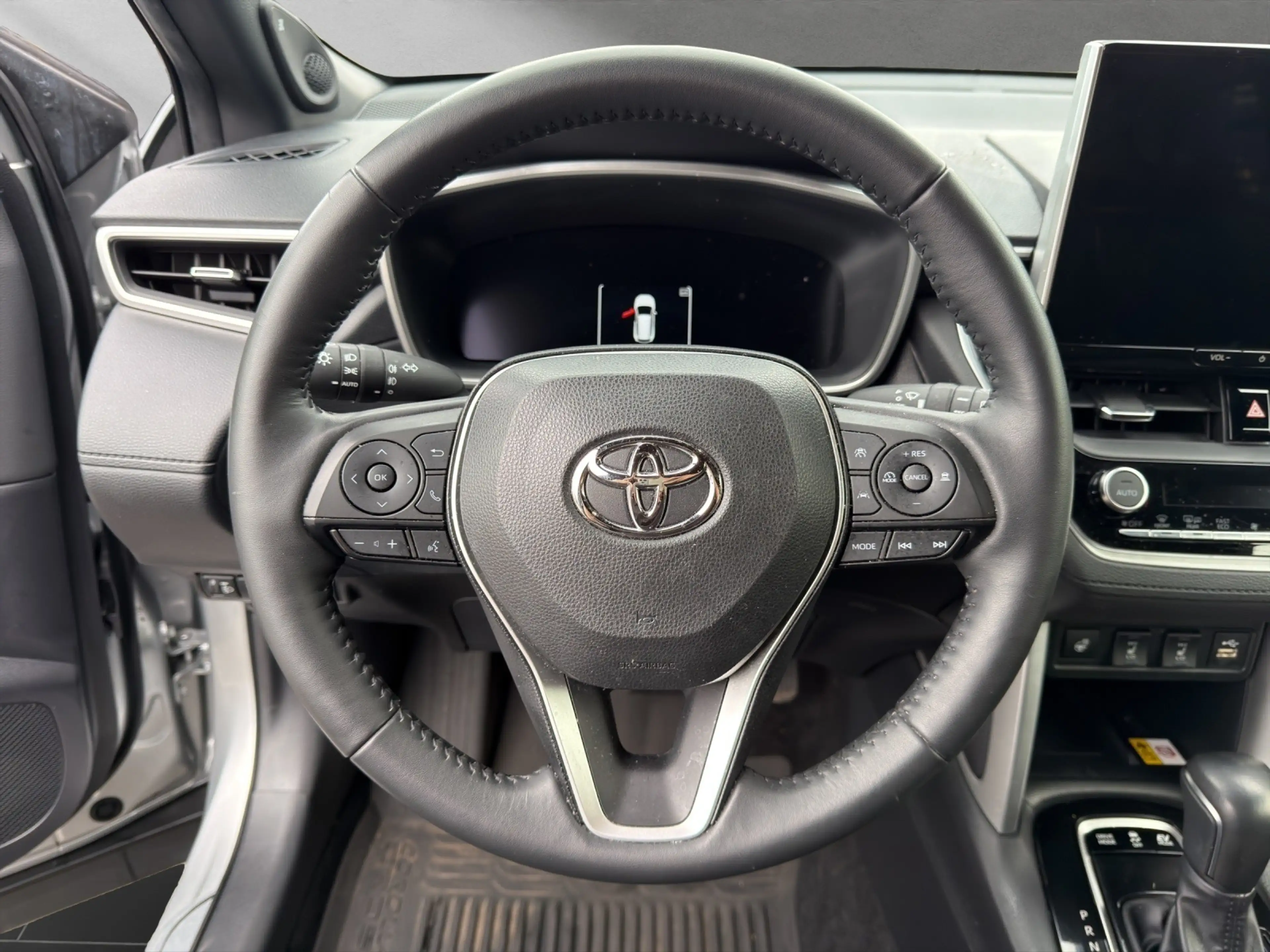 Toyota Corolla Cross Hybrid FWD Lounge — photo 10