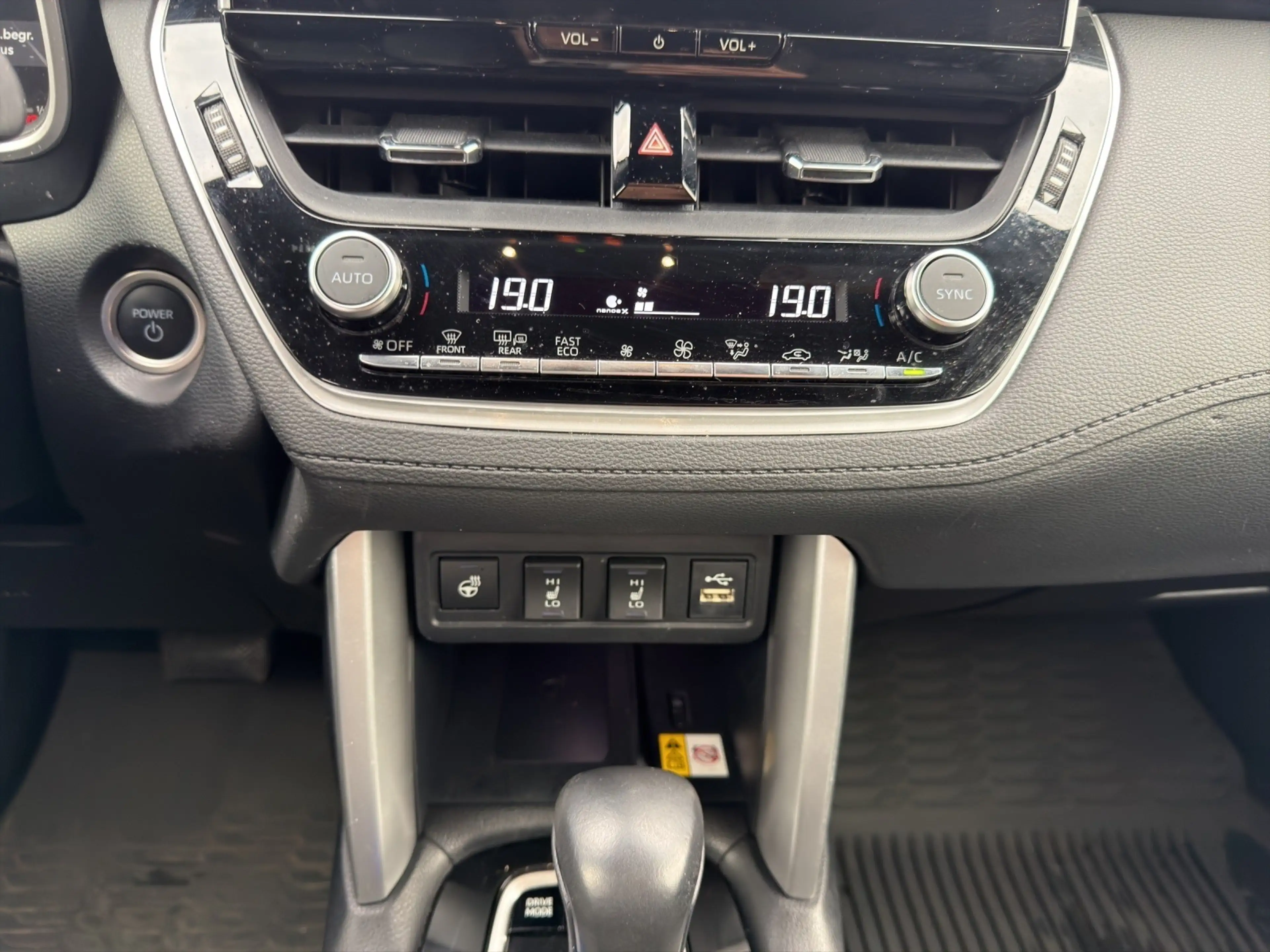 Toyota Corolla Cross Hybrid FWD Lounge — photo 14