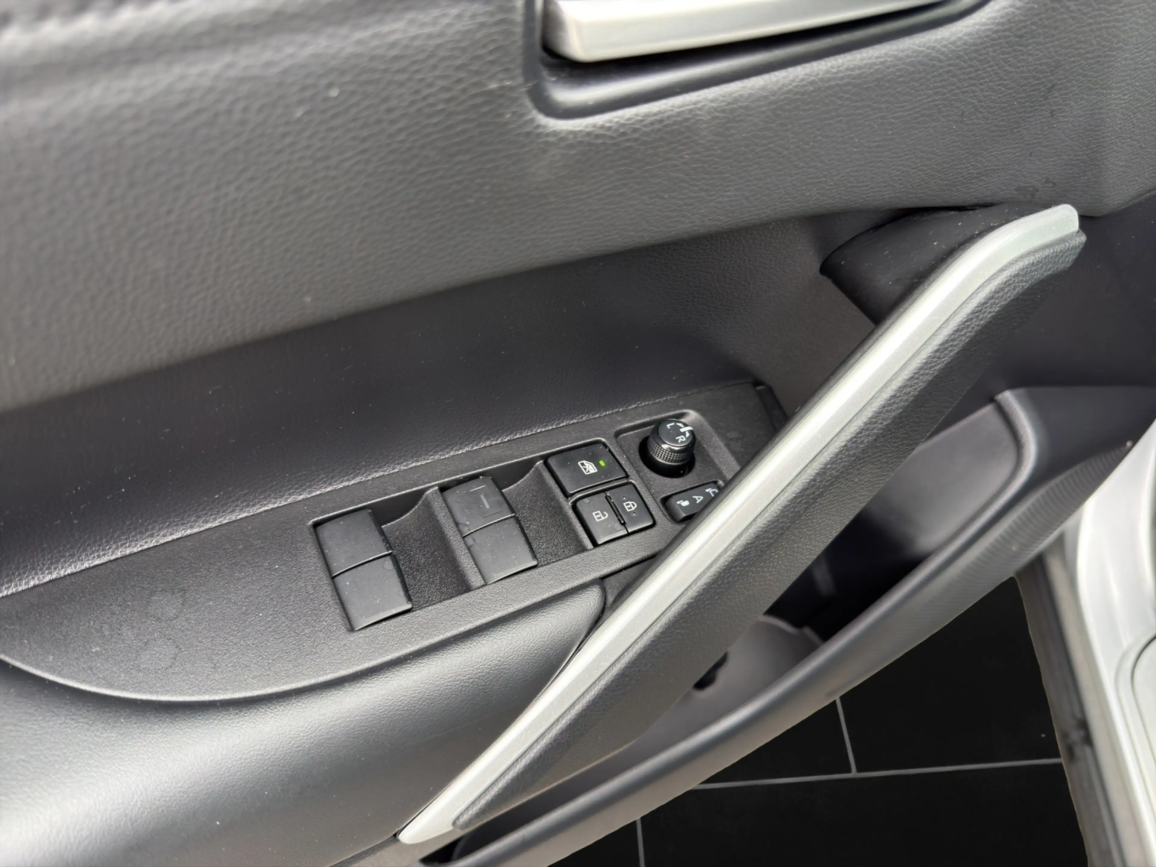 Toyota Corolla Cross Hybrid FWD Lounge — photo 12