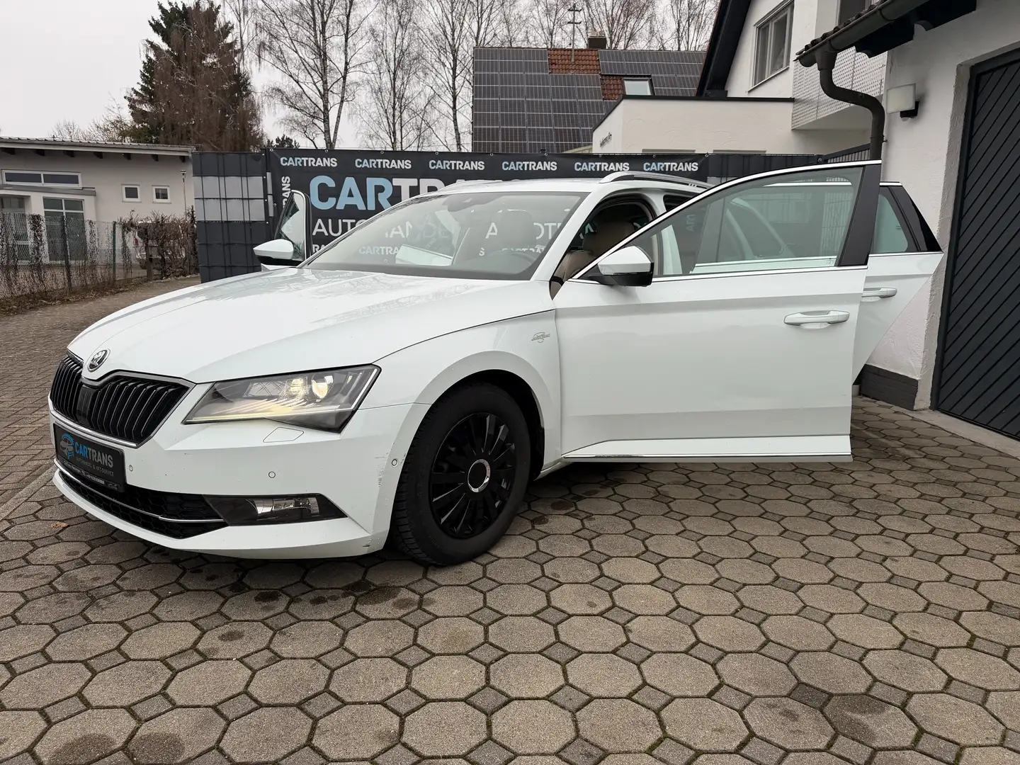 Skoda Superb Laurin&Klement + LEDER +LED +NAVI + 0%FINANZIERUNG Blanco - 1