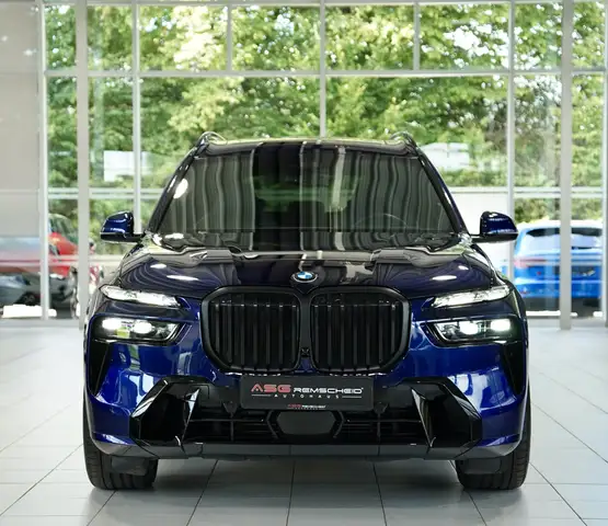 BMW X7 view 3