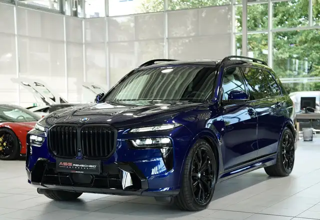 BMW X7 view 4