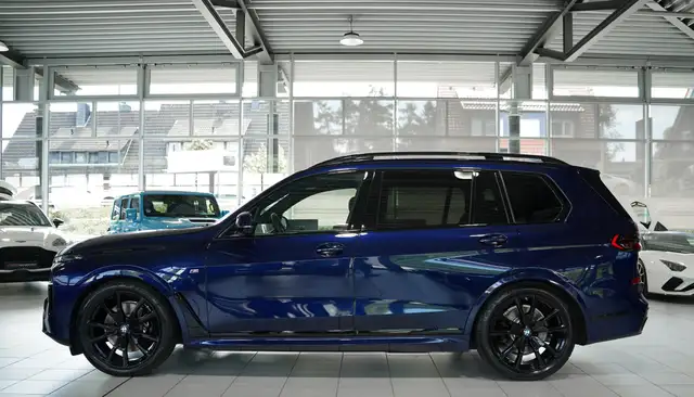 BMW X7 view 10