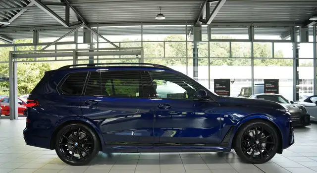 BMW X7 view 6