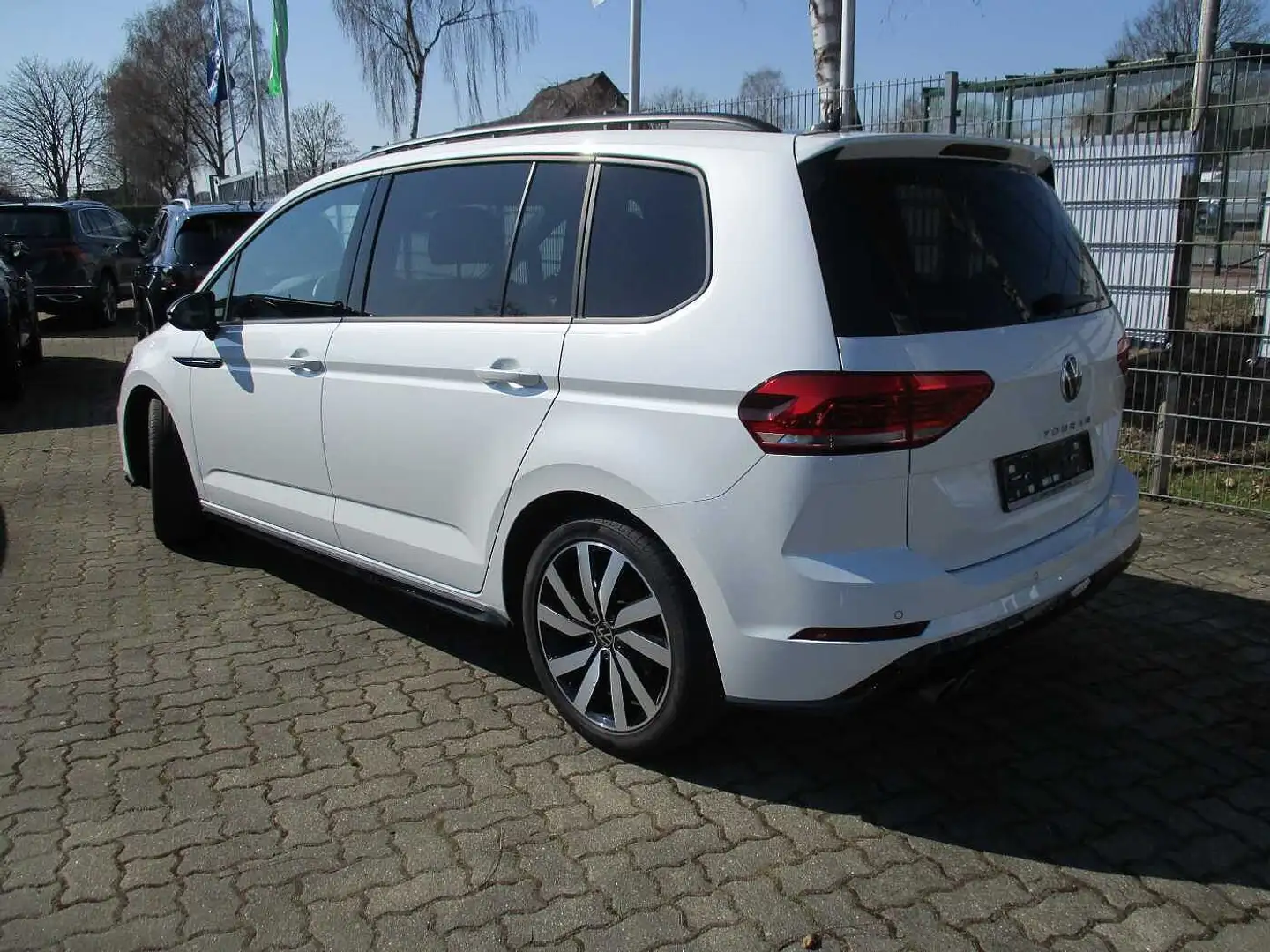 Volkswagen Touran Diesel 2.0 TDI DSG Highline R-Line Wit - 2
