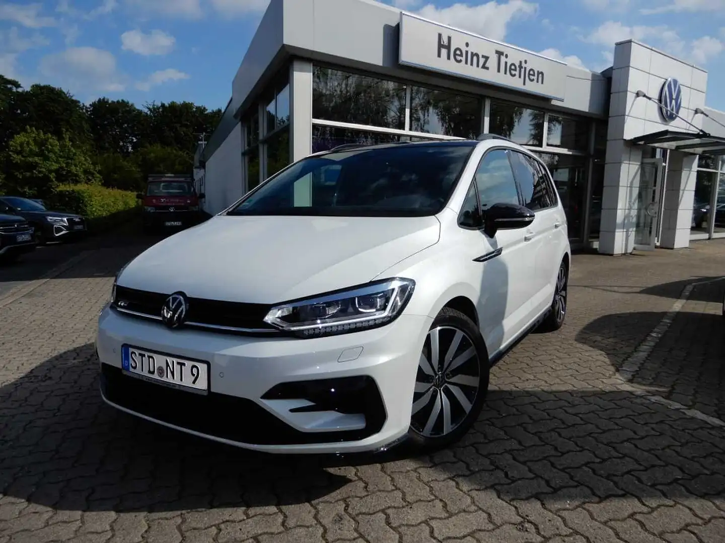 Volkswagen Touran Diesel 2.0 TDI DSG Highline R-Line Wit - 1