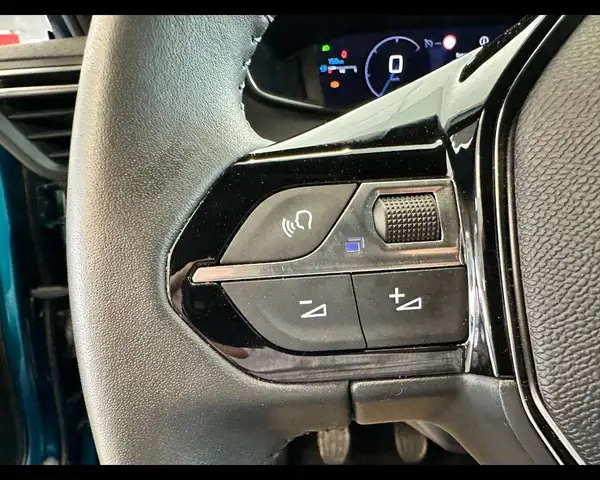 Peugeot 2008 view 11
