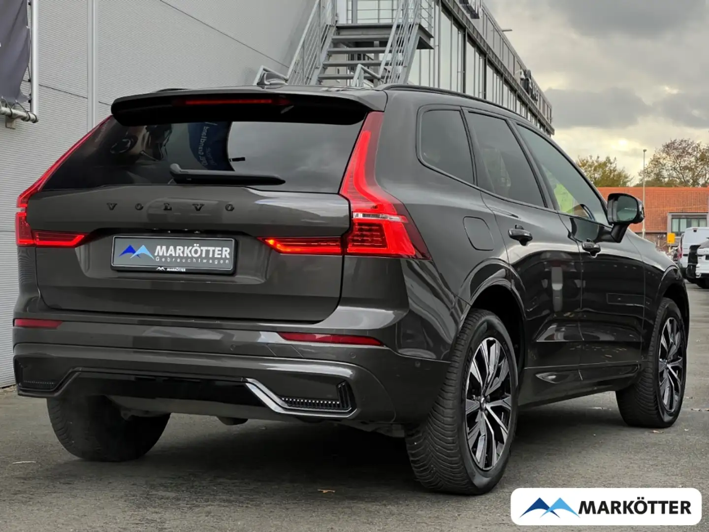 Volvo XC60 B5 AWD Plus Dark AHK/FSH/ACC/LED/360CAM Grau - 2