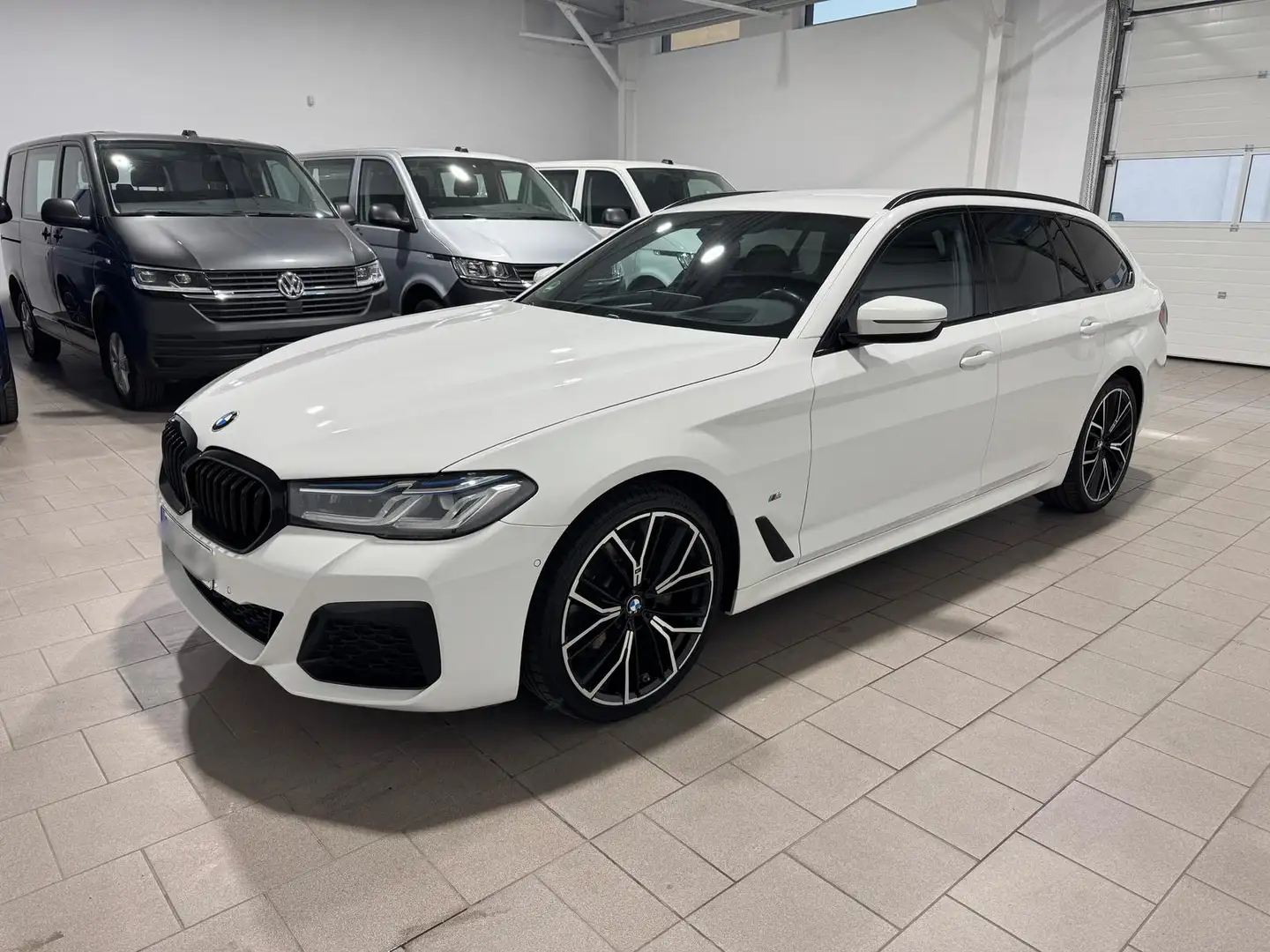 BMW 520 d Facelift M Sport Automatik AHK Laser 20" Weiß - 2