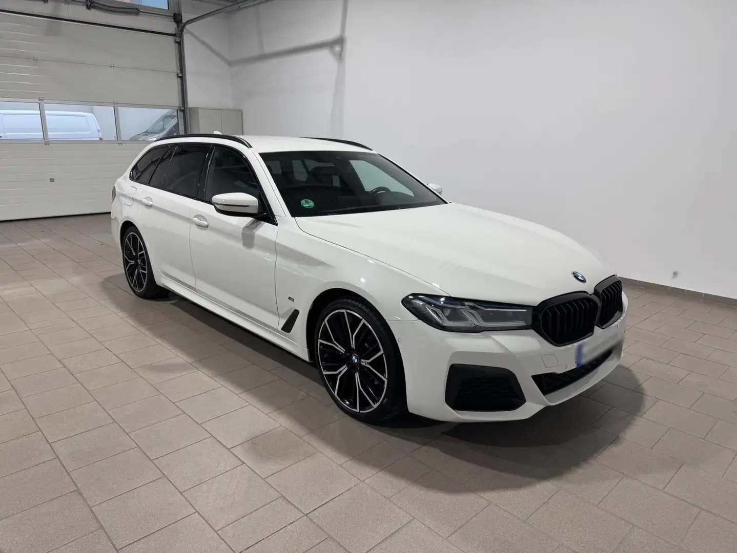 BMW 520 d Facelift M Sport Automatik AHK Laser 20" Weiß - 1