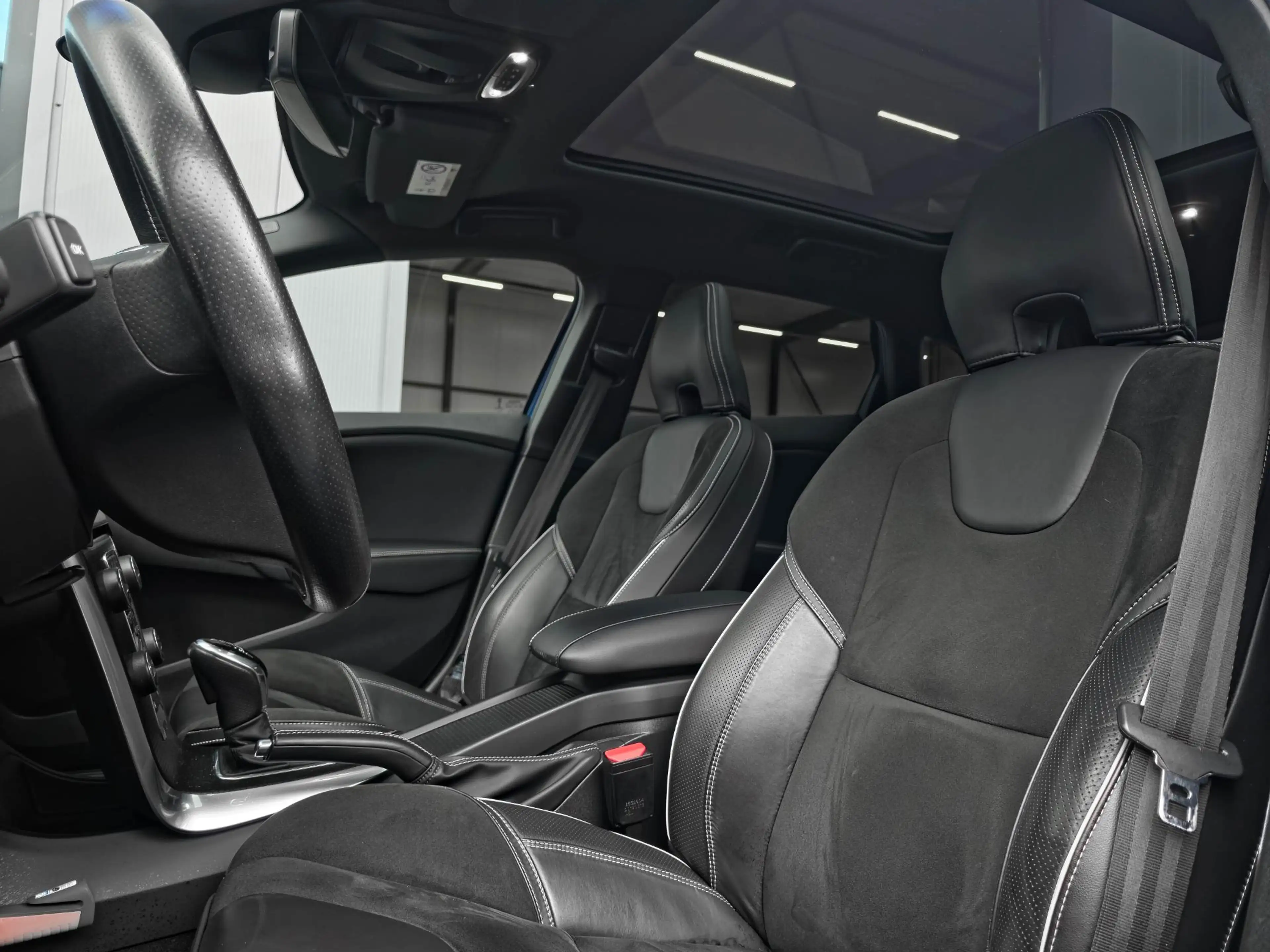 Volvo V40 1.5 T3 Polar+ Sport | Trekhaak | Panoramadak | H&K — photo 5