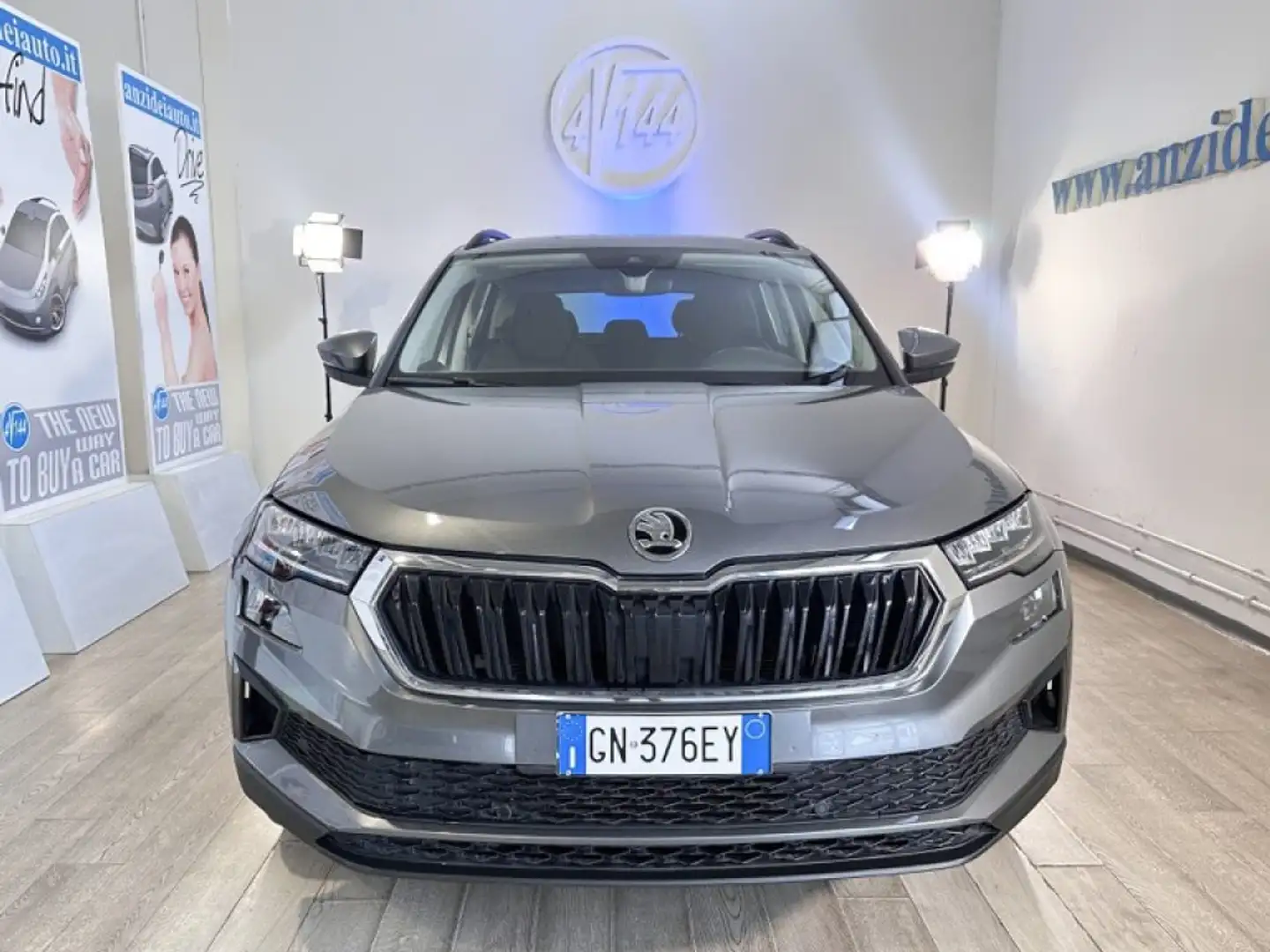 Skoda Karoq 2.0 TDI EVO SCR 115 CV DSG Executive Grijs - 2