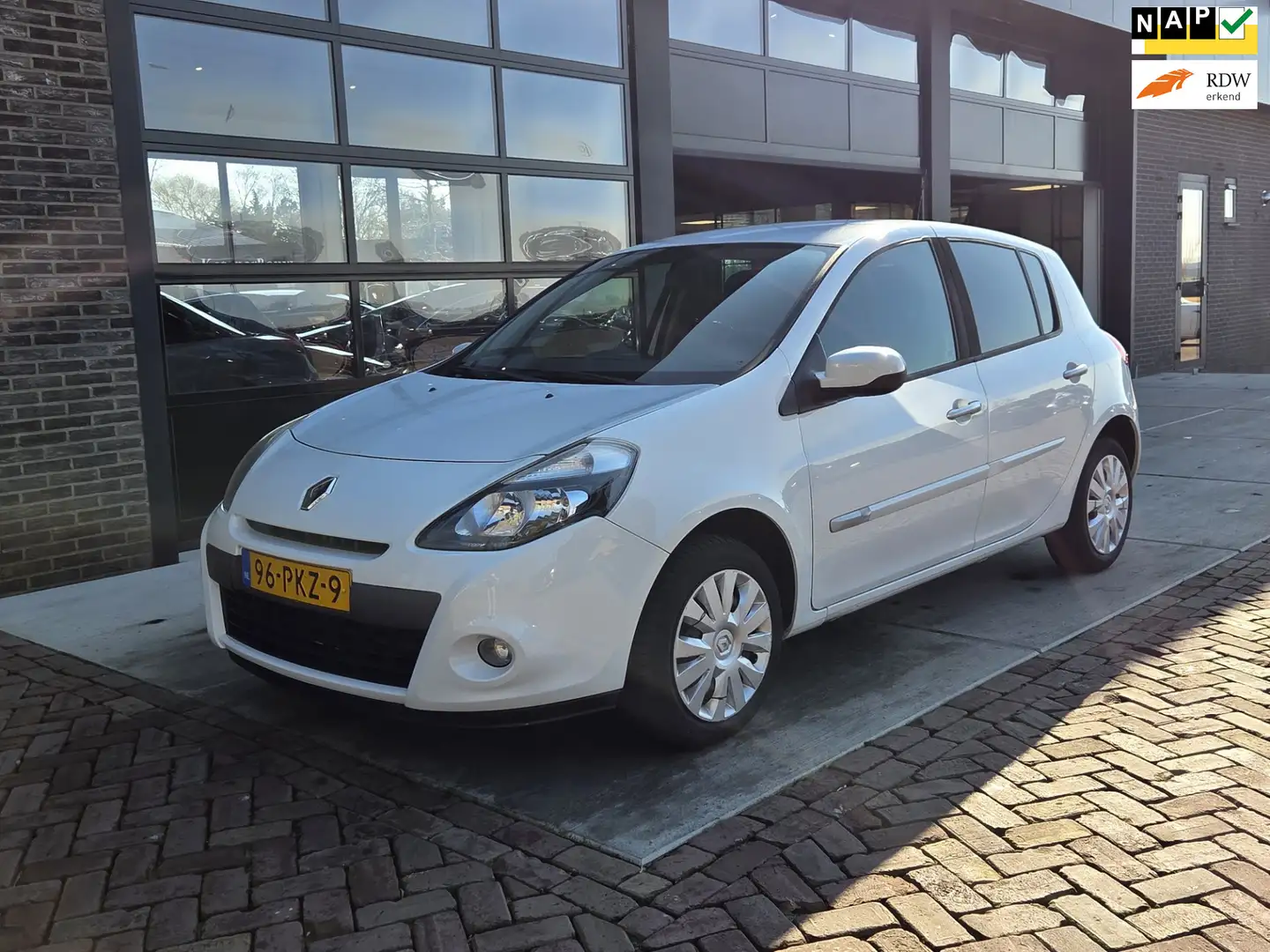 Renault Clio 1.2 Authentique | 87.000 KM! | Airco | 5 Deur | Weiß - 1