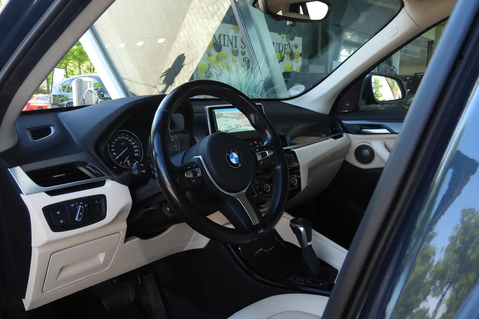 BMW X1 xDrive25i High Executive xLine Automaat / Panorama Grau - 2