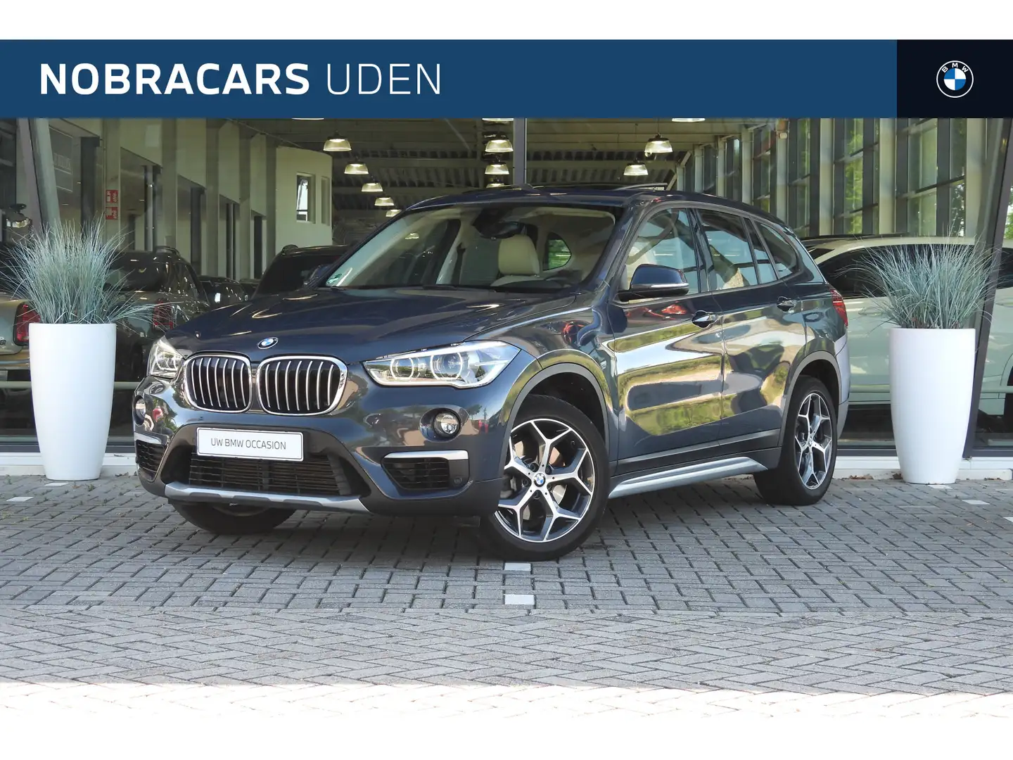 BMW X1 xDrive25i High Executive xLine Automaat / Panorama Grau - 1