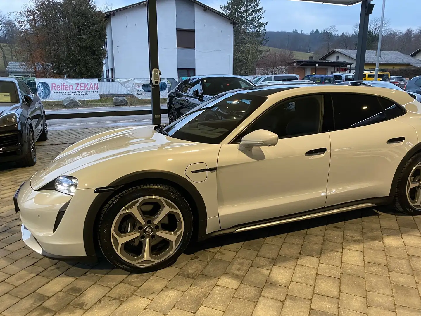 Porsche Taycan Cross Turismo 83,7kWh, LED-Matrix, Pano mit Suns Grau - 2