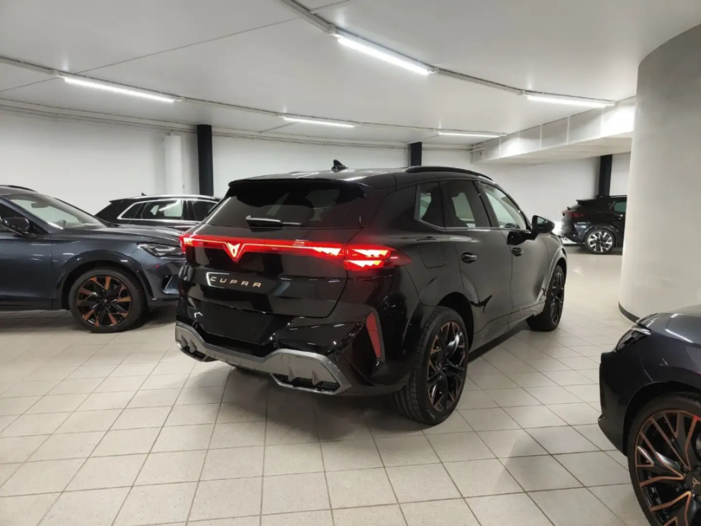 CUPRA Terramar VZ 1.5 e-HYBRID 200 kW DSG AD Memory Sitze Sounds Schwarz - 2