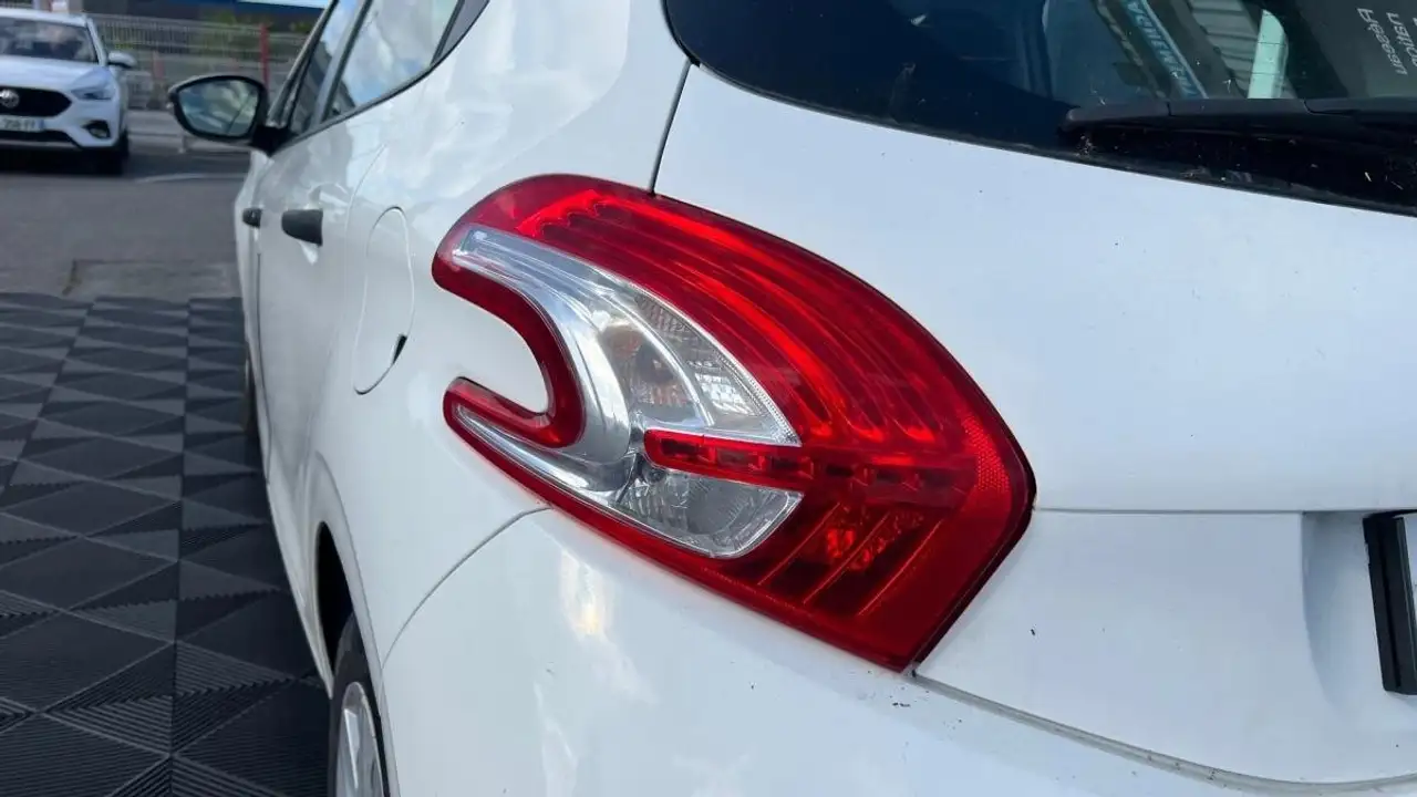 Peugeot 208 208 — photo 17