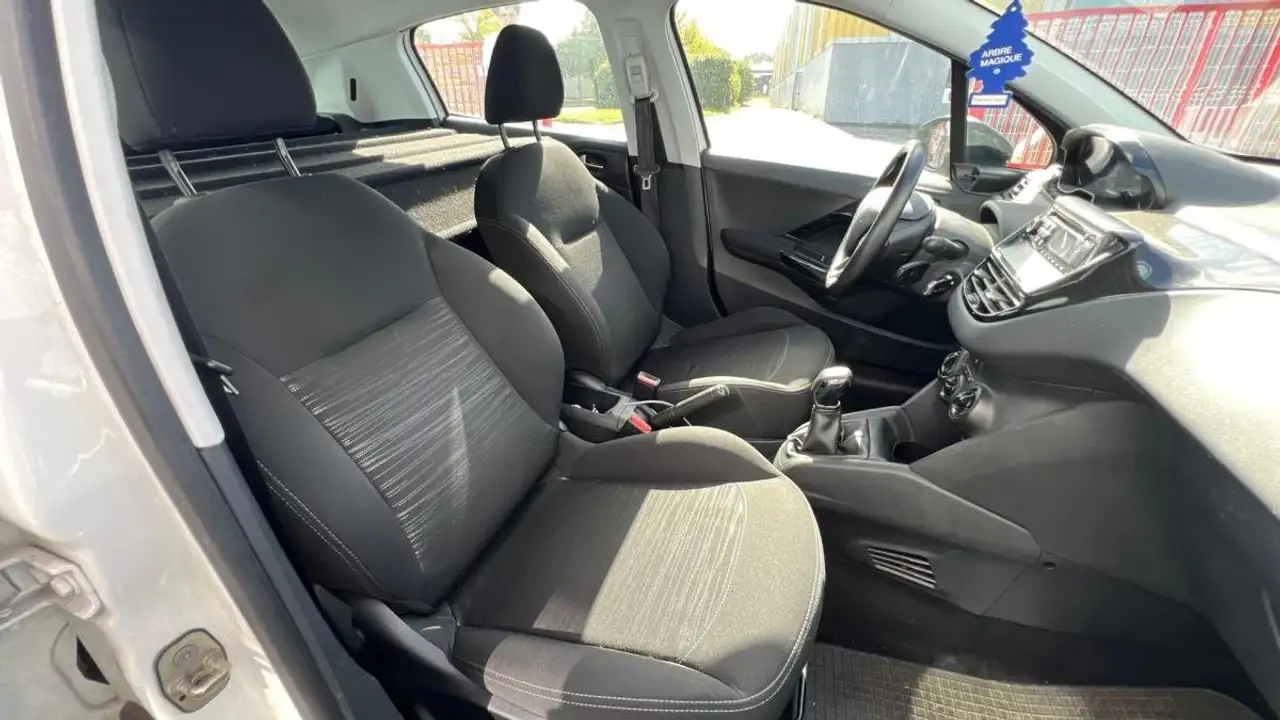 Peugeot 208 208 — photo 15