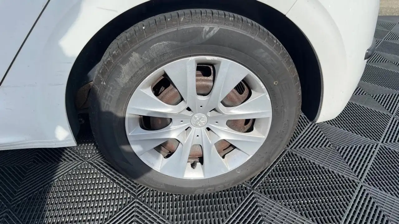 Peugeot 208 208 — photo 25
