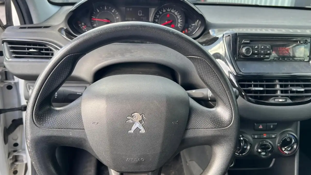 Peugeot 208 208 — photo 19