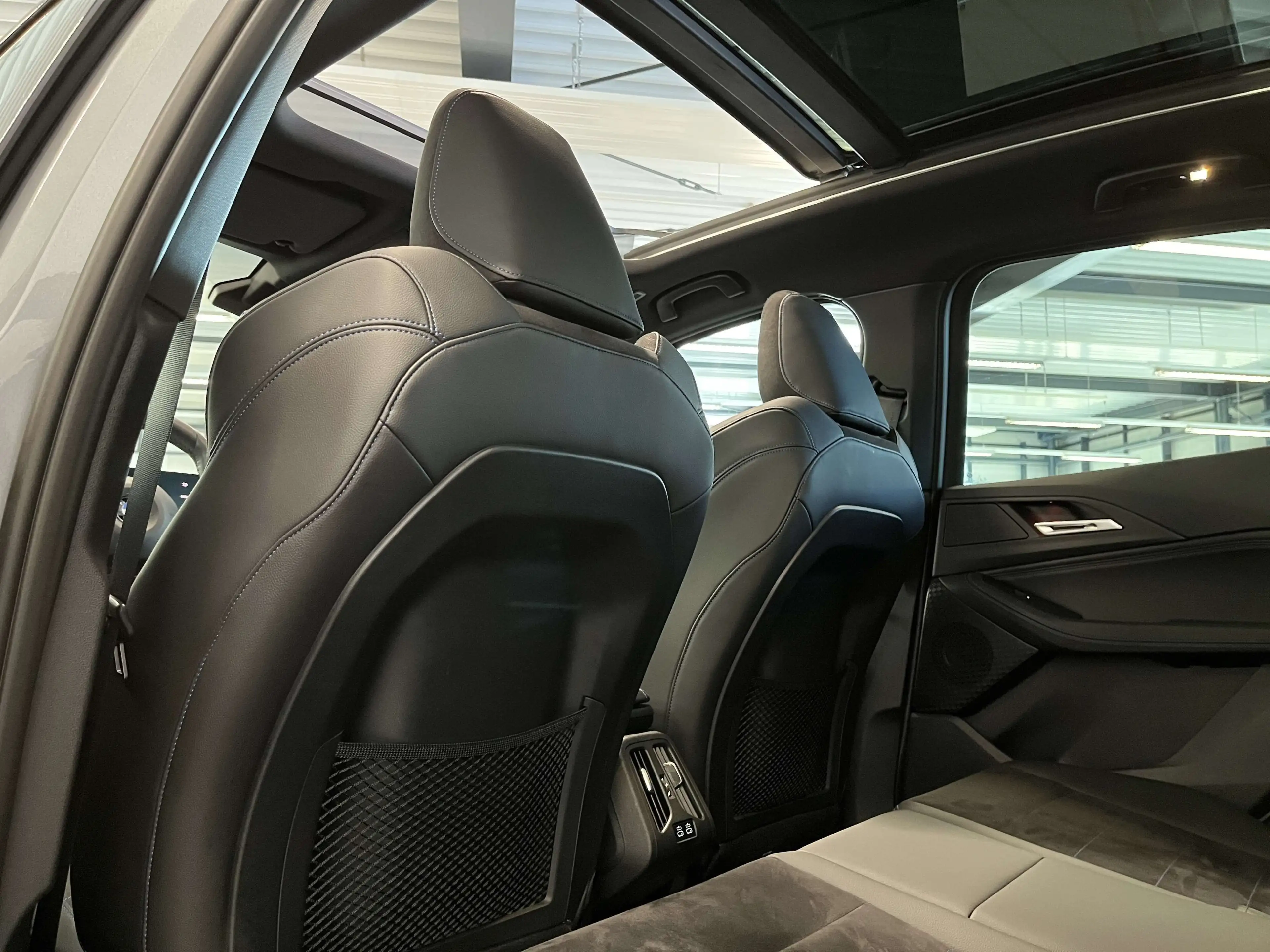 BMW 223 i — photo 12