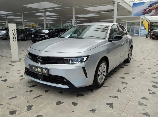 Opel Astra view 3
