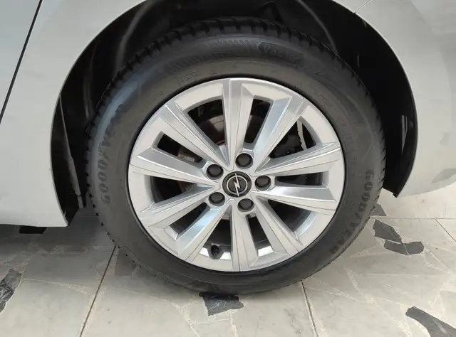 Opel Astra view 5