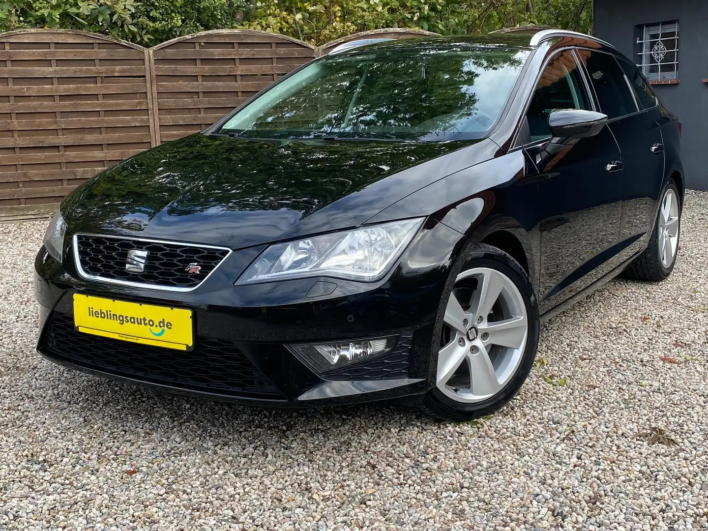 SEAT Leon ST 2.0 TDI FR AHK 2x Parkhilfe SHZ 1.Hand Schwarz - 1