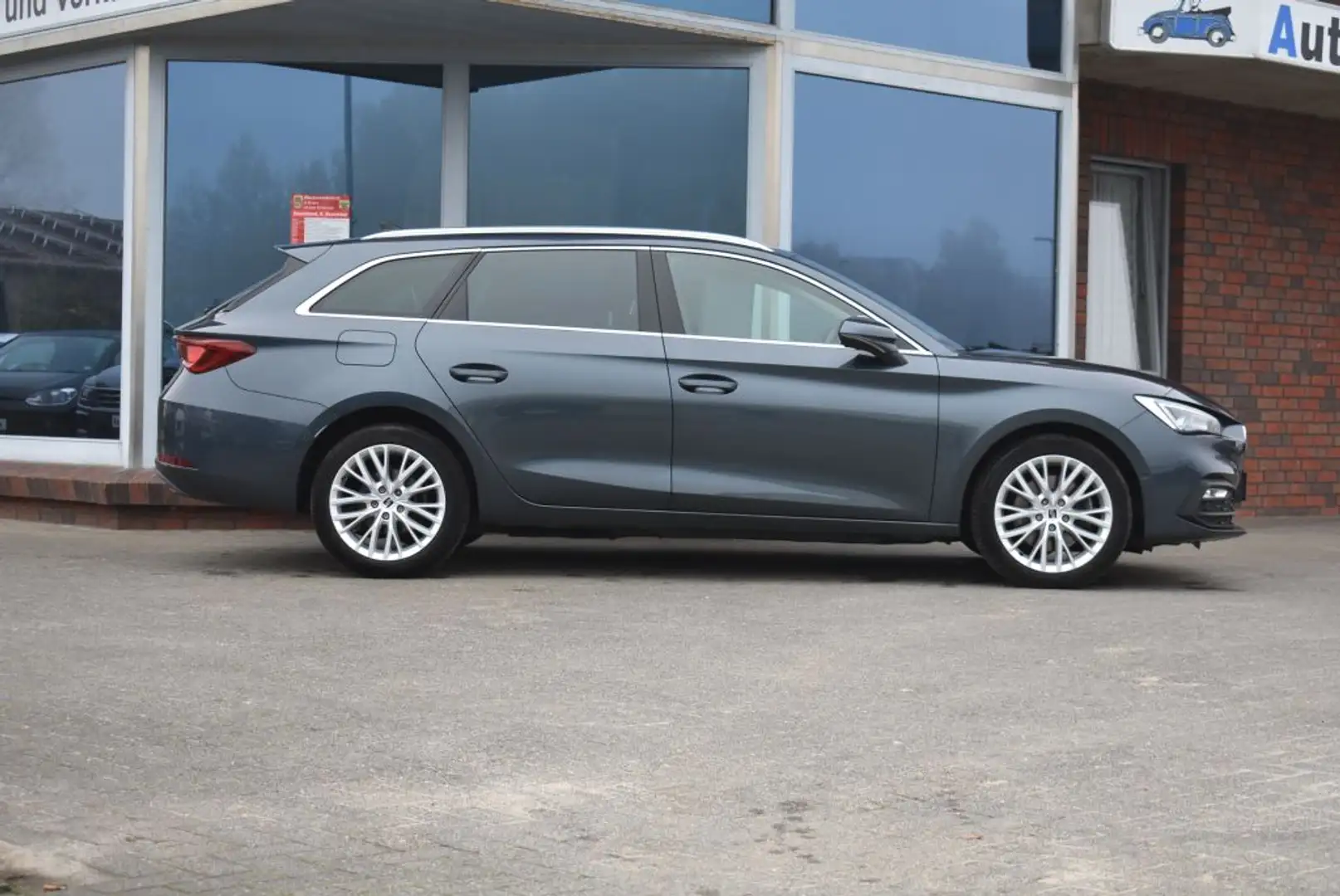 SEAT Leon Sportstourer 1.4 e-Hybrid ( System 150 kW ) Xcelle Grau - 2