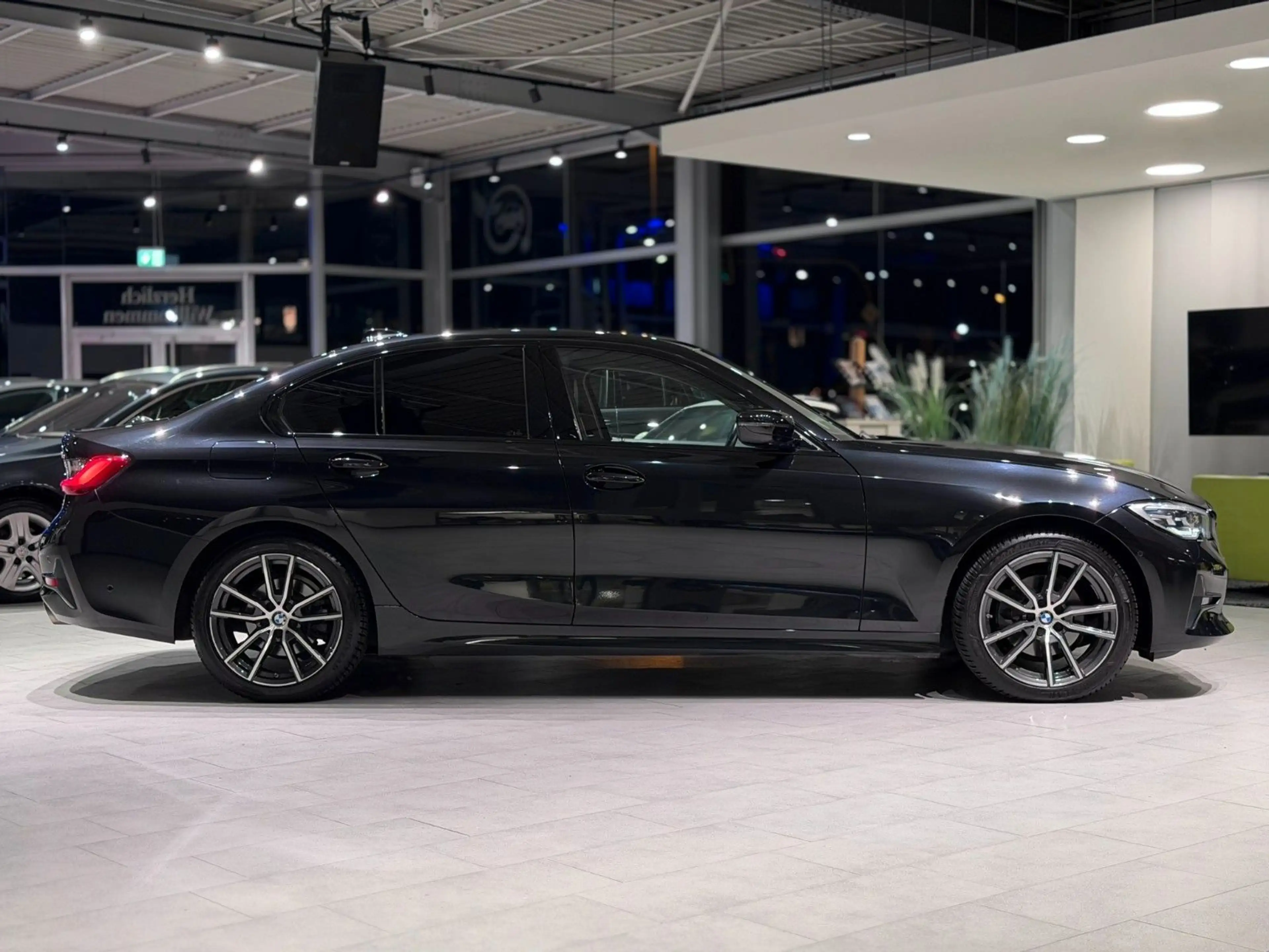 BMW 320 i Sport Line *Digital*Keyless*LED*RFK*HiFi* — photo 7