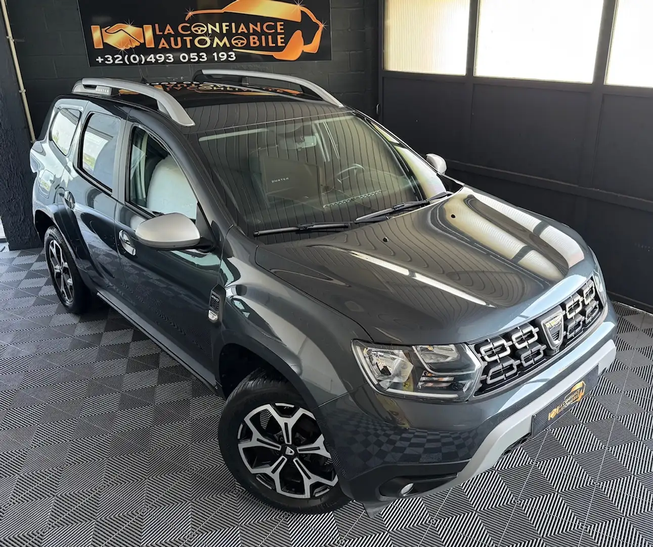 Dacia Duster 1.5BluedCi 4WD 1er propriétaire garantie 1 an Grau - 1