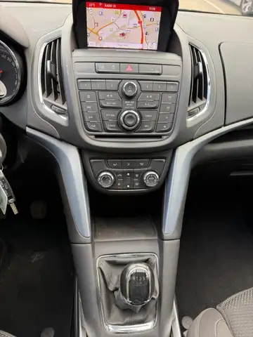 Opel Zafira Tourer view 3