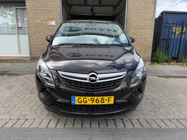 Opel Zafira Tourer view 4