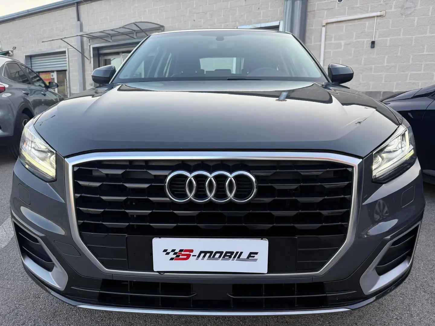 Audi Q2 1.0 tfsi Sport s-tronic Grau - 2