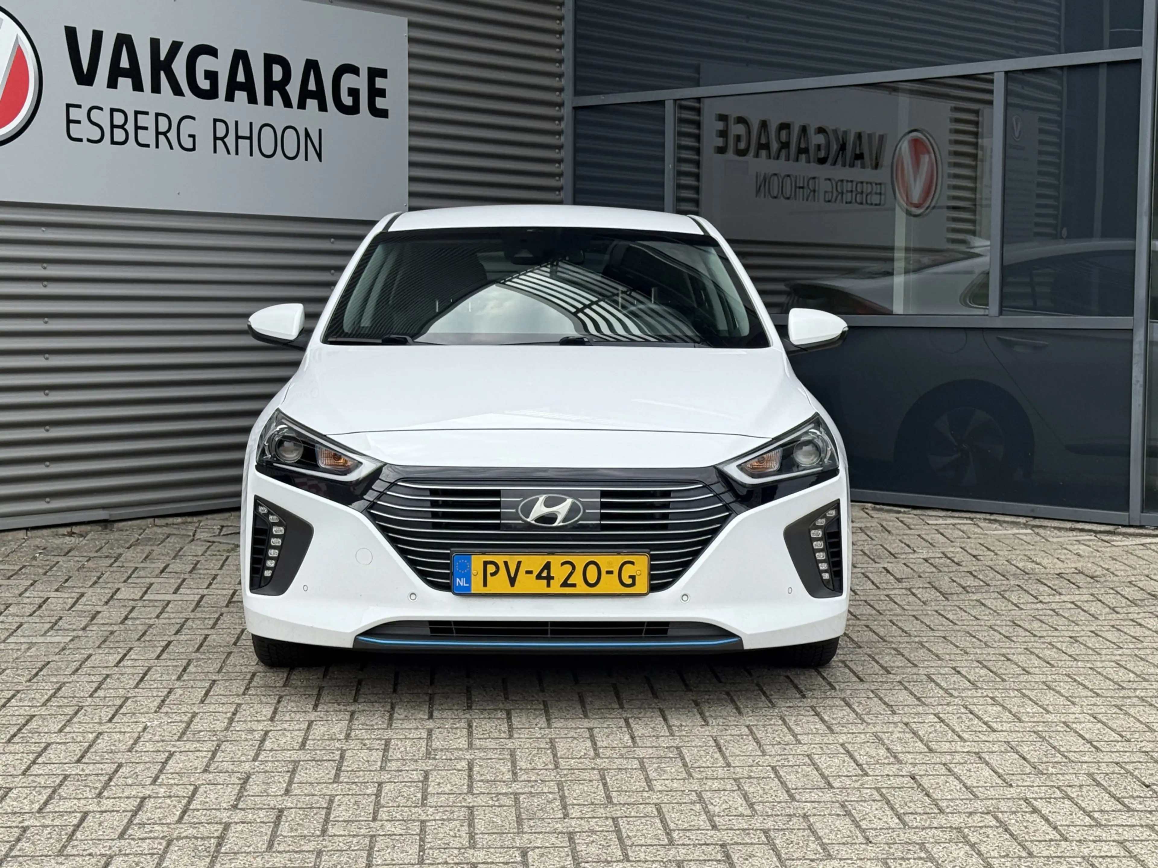 Hyundai IONIQ 1.6 GDi Comfort NAV/CAM,LED — photo 2