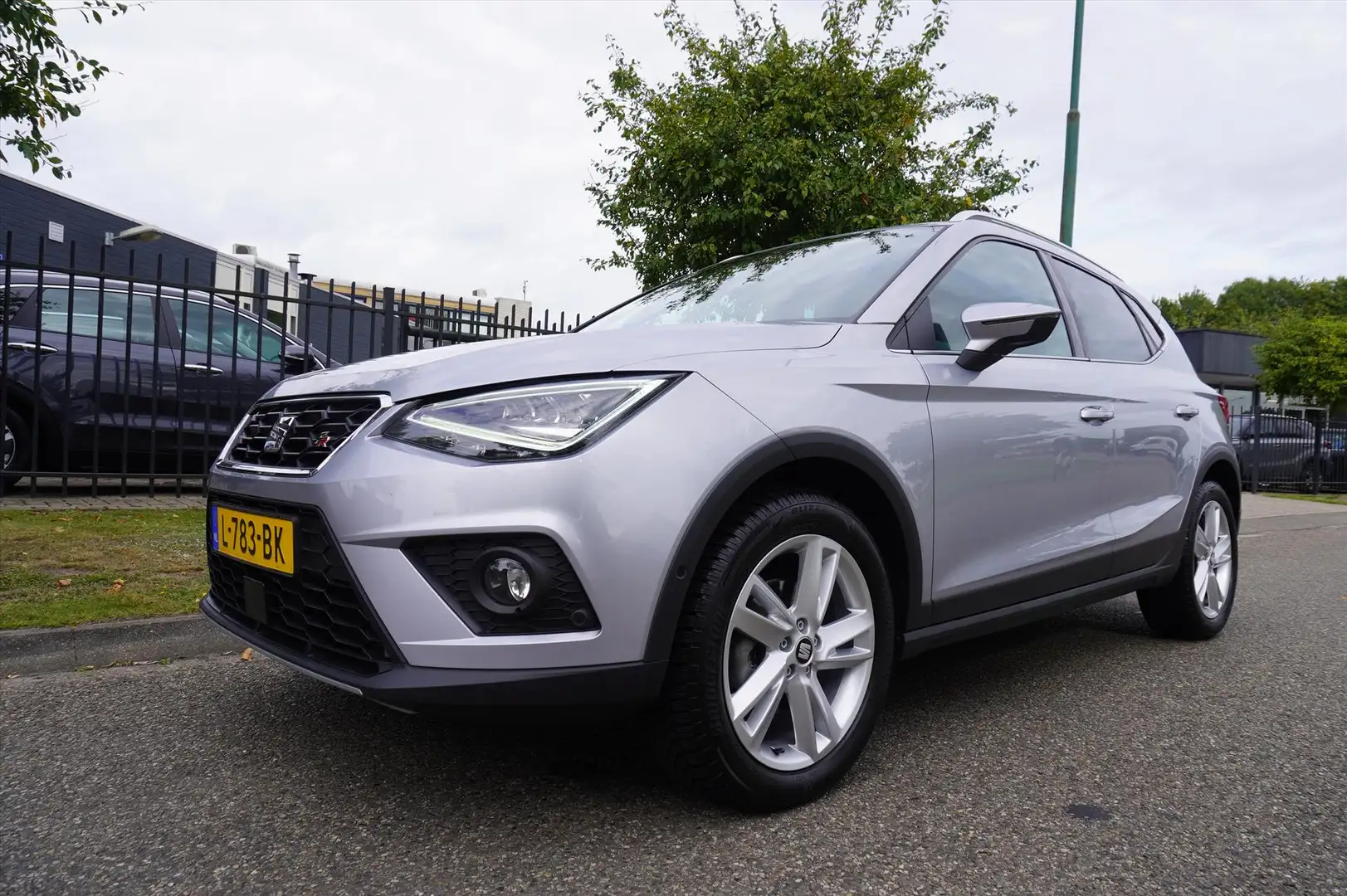 SEAT Arona 1.0 TSI 110pk FR Business Intense Plus Apple Carpl Gris - 1